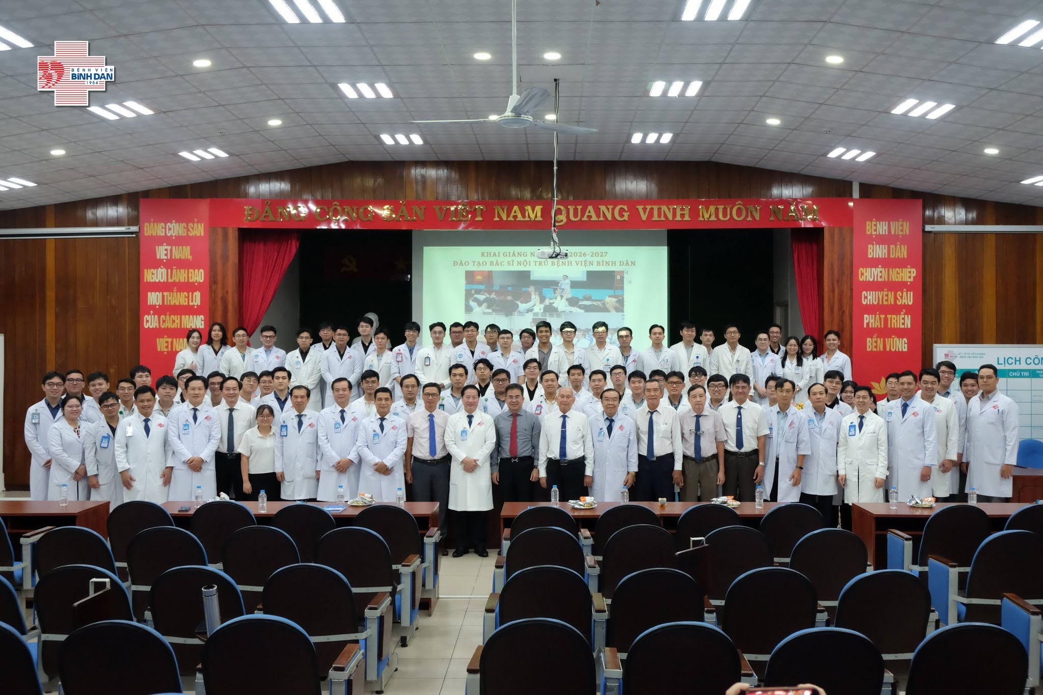 Các giảng viên và bác sĩ nội trú tham dự Lễ khai giảng chương trình đào tạo bác sĩ nội trú niên khóa 2026-2027
