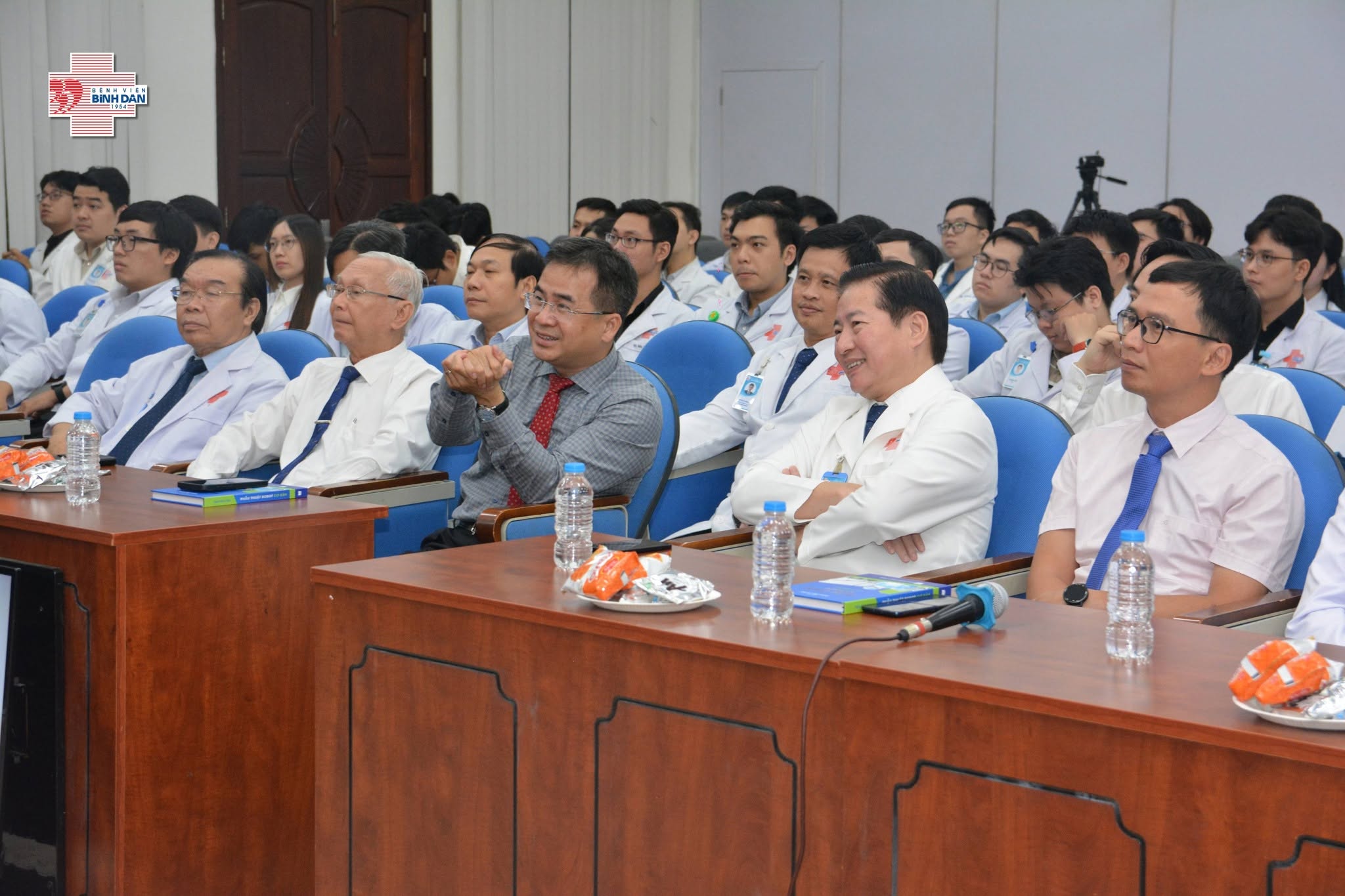 Các GS, PGS, các giảng viên và các bác sĩ nội trú theo dõi nhóm học viên trình bày