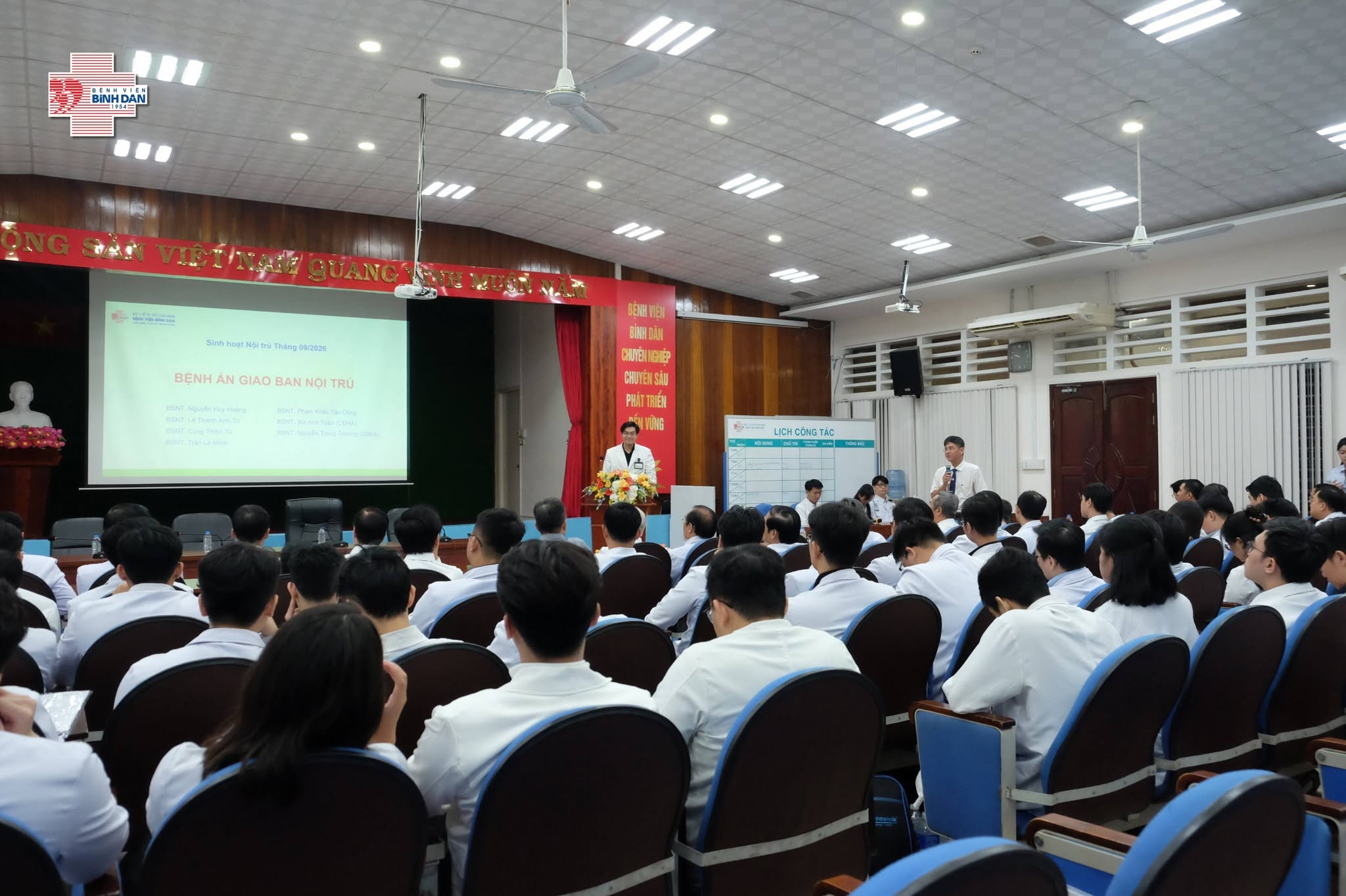 Các bác sĩ nội trú đang trình bày trường hợp bệnh nhân điển hình