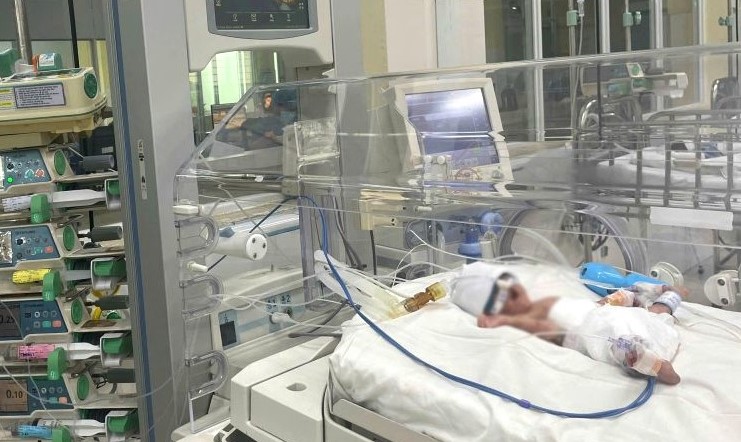 Bệnh nhi được theo dõi, chăm sóc tích cực tại Khoa Hồi sức sơ sinh sau phẫu thuật